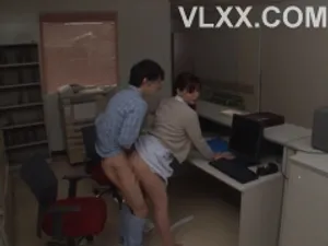 Con trai đang ngồi với em ghệ thì má kế đến và muốn được tham gia chung