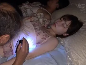 Ba mẹ đi vắng, anh trai ở nhà gạ làm tình với cô em gái