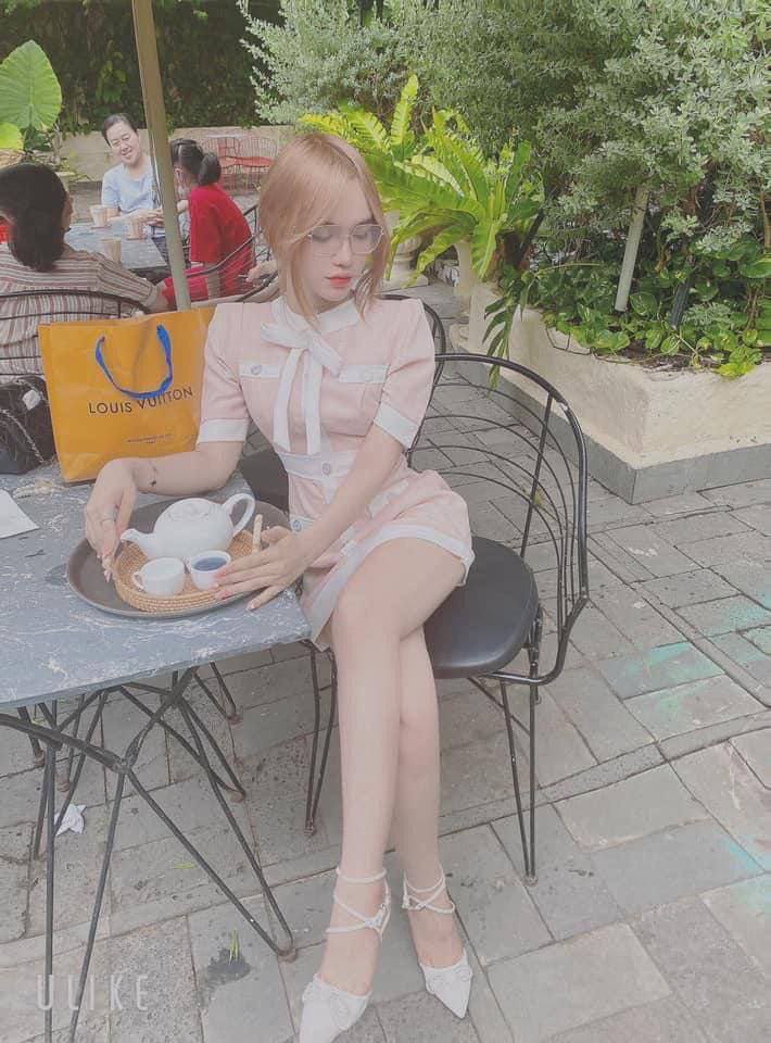 Người phụ nữ trẻ đẹp này có bộ ngực lớn, đầy đặn và thân hình cân đối. Nó khiến bạn cương cứng khi nhìn cô ấy. Tính tình dịu dàng của cô ấy cùng việc vuốt ve và hôn lên cơ thể cô ấy thật tuyệt! Lắp đạn vào và bắn bao nhiêu tùy thích...